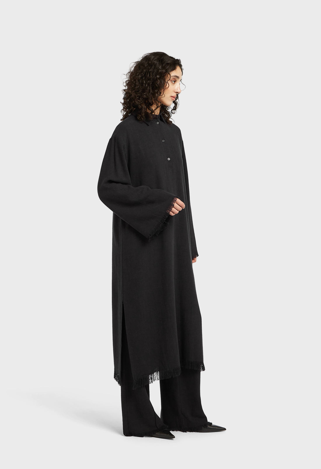 Frayed Hem Chemise Robe | Noir